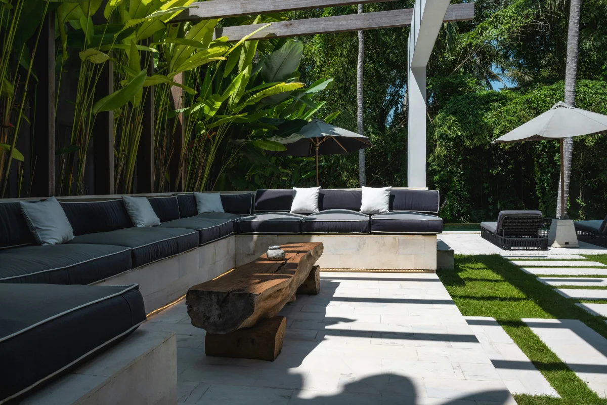 Aménagement de terrasse en pierre et bois